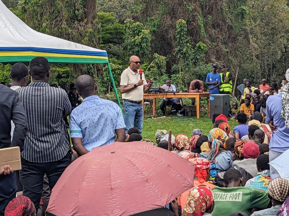 RwandaSouth's tweet photo. #UmugandaRusange : Guverineri @AKayitesiAlice, Intumwa za rubanda, Ubuyobozi bw'Akarere ka @GisagaraDistr n'inzego z'Umutekano bifatanyije n'abaturage b'Umurenge wa Save  mu muganda rusange usoza ukwezi kwa 11/2025 wibanze ku bikorwa by'isuku. #IsukuHose. https://t.co/dyKSgallse