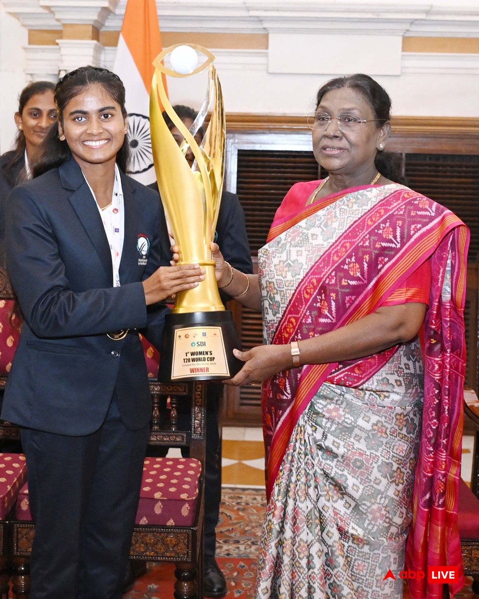 ABPNews's tweet image. राष्ट्रपति द्रौपदी मुर्मु से मिलीं ब्लाइंड T20 विश्व कप विजेता महिला टीम की प्लेयर्स, उपहार स्वरूप भेंट किया बैट. देखिए तस्वीरें...

#DroupadiMurmu #BlindT20WorldCup #CricketNews #ABPNews