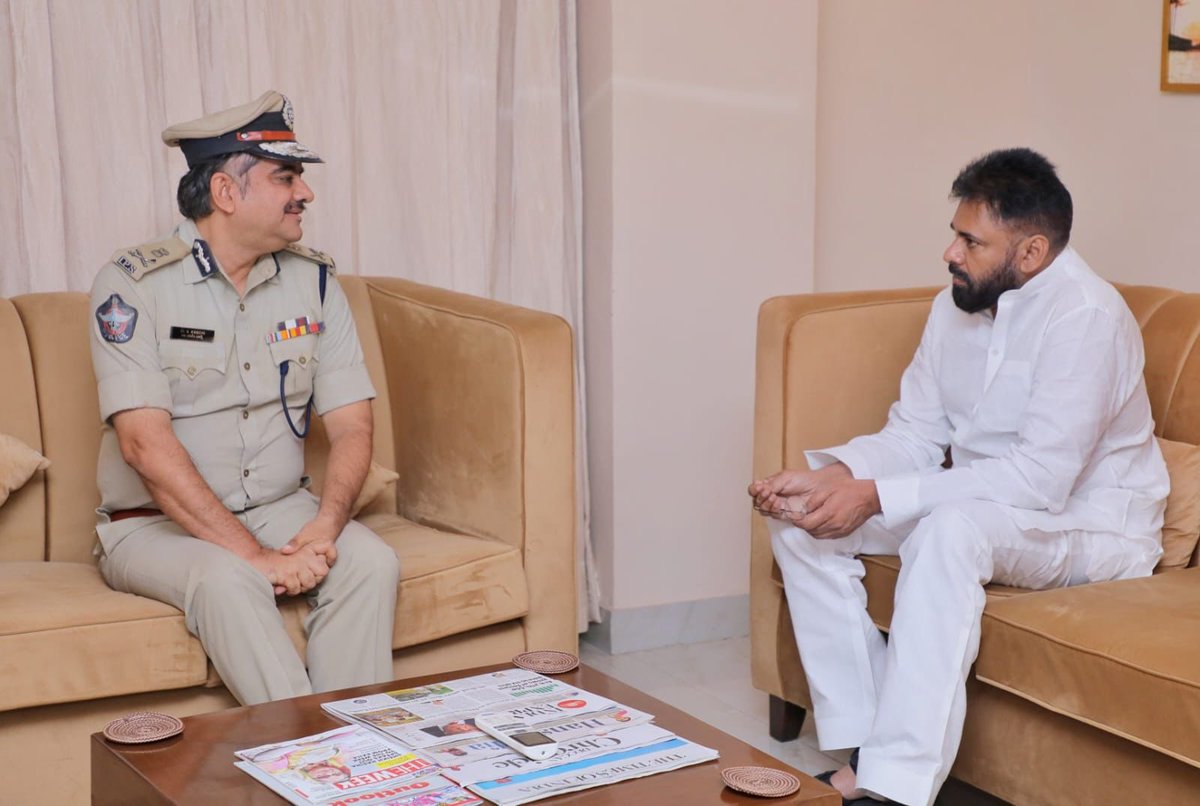 APDeputyCMO's tweet image. నేవీ డే ముందస్తు కార్యక్రమంలో భాగంగా సర్గమ్- ఇండియన్ నావల్ సింఫనిక్ ఆర్కెస్ట్రాకు ముఖ్య అతిథిగా పాల్గొనేందుకు విశాఖపట్నం చేరుకున్న ఉప ముఖ్యమంత్రి @PawanKalyan తో సమావేశమైన విశాఖపట్నం నగర పోలీస్ కమిషనర్ శ్రీ శంఖభ్రత బాగ్చీ గారు.