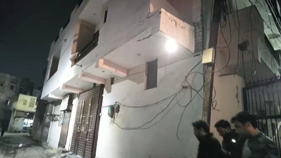 MeghUpdates's tweet image. 🚨 Meerut: A Muslim family bought a house in a Hindu-majority area and later started a milk business there. 

Locals alleged the business caused CONGESTION and WARNED they would LEAVE the neighbourhood if the family STAYED. 

After tensions escalated, police SEALED the house.