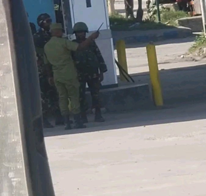 JWTZ limegeuzwa kama kikundi cha Sungusungu, Sasa wanapewa maelekezo na Polisi nini wanapaswa kufanya.

Mliapa kwa Katiba ya TZ kusimama upande wa Wananchi na kuwalinda, Simamieni imara viapo vyenu na mrudishe imani ya Wananchi kwenu, Kataeni maagizo ya kihuni ya kuumiza Wananchi