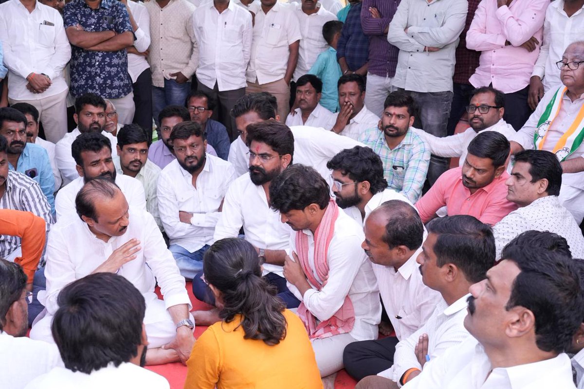 मा. अजित दादांनी आज स्व. संतोष देशमुखांच्या कुटुंबीयांची घेतलेली भेट म्हणजे दादांच्या सर्वसमावेशक भूमिकेवर प्रश्न उपस्थित करणाऱ्यांसाठी एक सडेतोड उत्तर आहे. दादा नेहमीच पीडितांच्या सोबत उभे राहतात. त्यांचा आवाज बनतात आणि न्यायासाठी देखील लढतात. सर्वसामान्यांच्या न्याय हक्कासाठी