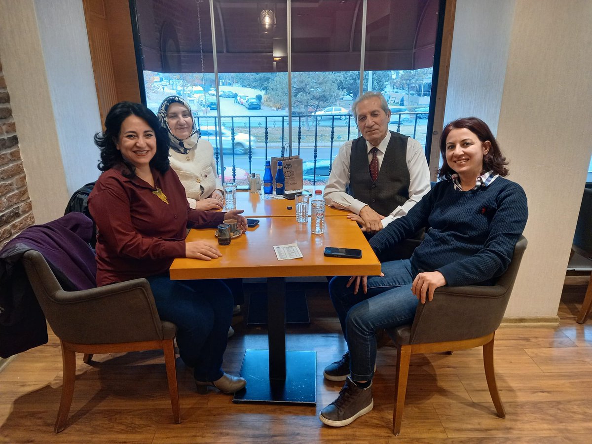 "Porsuk kıyısı söğüt
Köy evleri mavi duman
Üç kol hâlinde düşman
Yürüyüşe geçti Sakarya'ya doğru
Eskişehir önlerinden"
Millî Mücadele'den sonra küllerinden doğan Eskişehir'imiz üzerine Prof. Dr. Ali Sarıkoyuncu Hocamızla vaktimizi bereketlendiren, keyifli bir sohbetti.