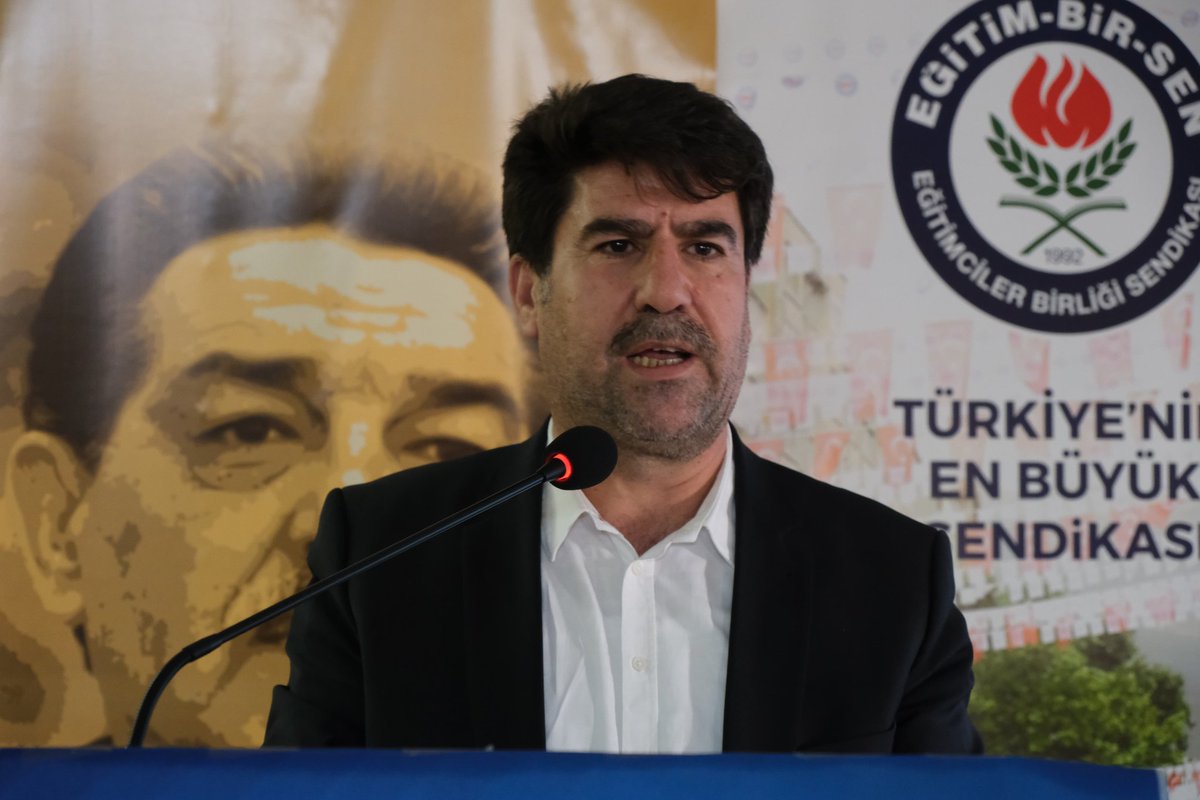 ibrahimcoskun63's tweet photo. Mardin’de düzenlediğimiz Şanlıurfa Eğitim-Bir-Sen Teşkilat Eğitim Programı, güçlü bir atmosfer, yüksek bir dayanışma ve diri bir mücadele ruhuyla devam ediyor.
Genel Başkanımız Ali Yalçın, toplu sözleşme sürecinden çalışma hayatının güncel sorunlarına, sendikal mücadelenin stratejik başlıklarından teşkilatımızın geleceğine kadar birçok kritik noktada önemli mesajlar verdi.
Bugün bir kez daha gördük ki;
Eğitim-Bir-Sen teşkilatı, emeğin onurunu koruyan en diri iradedir.
Birliğimiz kuvvet, mücadelemiz umut, azmimiz yarınların garantisidir.

Katılımları ve hitaplarıyla katkı sunan Sayın Genel Başkanımız Ali Yalçın, Mardin Eğitim-Bir-Sen 1 No’lu Şube Başkanı Abdulselam Demir ve Mardin Eğitim-Bir-Sen 2 No’lu Şube Başkanı Fasih Dinç’e ve yönetim kurulu üyelerine teşekkür ediyor, emeğe ve adalete adanmış yolculuğumuza güçlenerek devam ediyoruz.
@_aliyalcin_ @ebs1sanliurfa @aselamdemir47 
#TeşkilatEğitimi #AliYalçın #MemurSen #EğitimBirSen