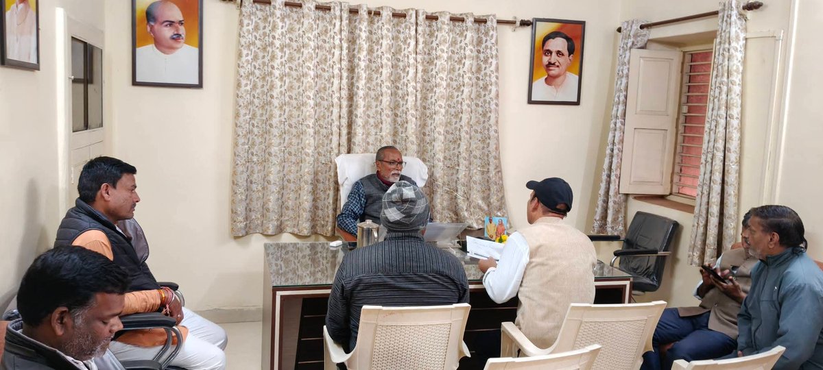 शेरपुरा स्थित कार्यालय पर पधारे नागरिक जनों से आत्मीय भेंट करते हुए .

<a href="/blsanthosh/">B L Santhosh</a>