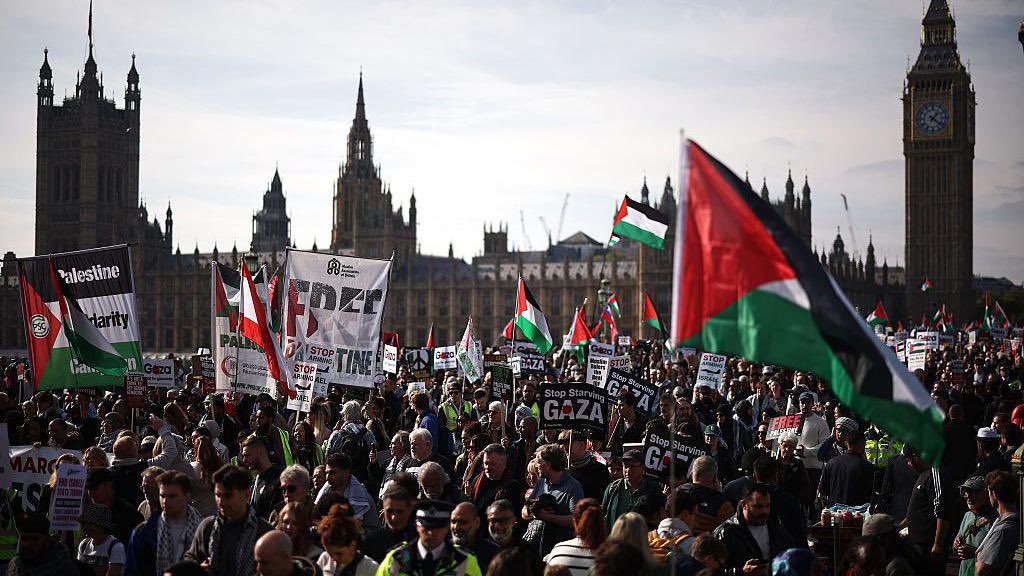 Joseph_Boam's tweet image. Two-tier policing couldn’t be clearer! 👮‍♂️🚓

Today the Met are “facilitating” another HUGE Palestine protest!

BUT when British farmers drove tractors 🚜 to London, they were ARRESTED!

One group shuts down cities, the other feeds us.

This is politics, not policing!