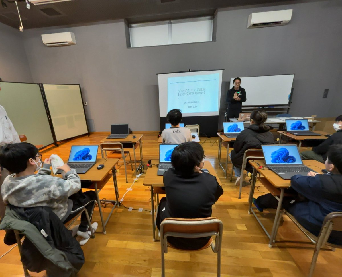 Coderdojo_shira's tweet image. 今日は白河市お隣の泉崎村でプログラミングイベントのお手伝いでした！多角形をscratchで書くのは定番ながら、算数の知識も必要なのでなかなか高度です。でも今日の子達は軽々付いて行く子が多くて驚きました🤩白河の道場にも来てくれると良いなぁ😆#coderdojo #scratch #泉崎村