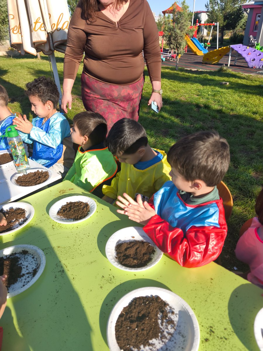 kayapinarmem's tweet photo. 🌱 TOHUMDAN YAPRAĞA

🏫 Adalet Anaokulumuzda, “Yeşilin Tonlarında Hayat Var: Doğaya Dönüş, Tarihle Buluşma” temasıyla hayata geçirilen Tohumdan Yaprağa etkinliği gerçekleştirildi. Çocuklarımızın doğa bilincini güçlendirmeyi amaçlayan etkinliğe velilerimiz de aktif olarak katılarak güzel bir dayanışma örneği sergiledi.

📌  Düzenlenen tohum atölyesinde minik öğrencilerimiz öğretmenleri ve velileri eşliğinde çeşitli tohumları tanıyıp ekim aşamalarını deneyimlediler.

📌 Etkinliğe İlçe Millî Eğitim Müdürümüz Kayahan Subaşı ve Şube Müdürümüz Mehmet Sami Gürkan da katılarak öğrencilerimizin çalışmalarına destek oldular. Doğa sevgisinin küçük yaşta kazandırılmasının önemine değinen müdürlerimiz, bu tür faaliyetlerin geleceğe bırakacağımız en değerli miraslardan biri olduğunu vurguladılar.

📌 Katkılarından dolayı Diyarbakır Orman İşletme Müdürlüğü ve Tigris Bisiklet ve Doğa Sporları Kulübüne teşekkür ederiz.

🔗 Haberin devamı için: 👇🏻
 Anadolu Ajansı - https://t.co/ayA4D39Xty

@sadoglu_salih @TheKaymakam @Kayahansubasi