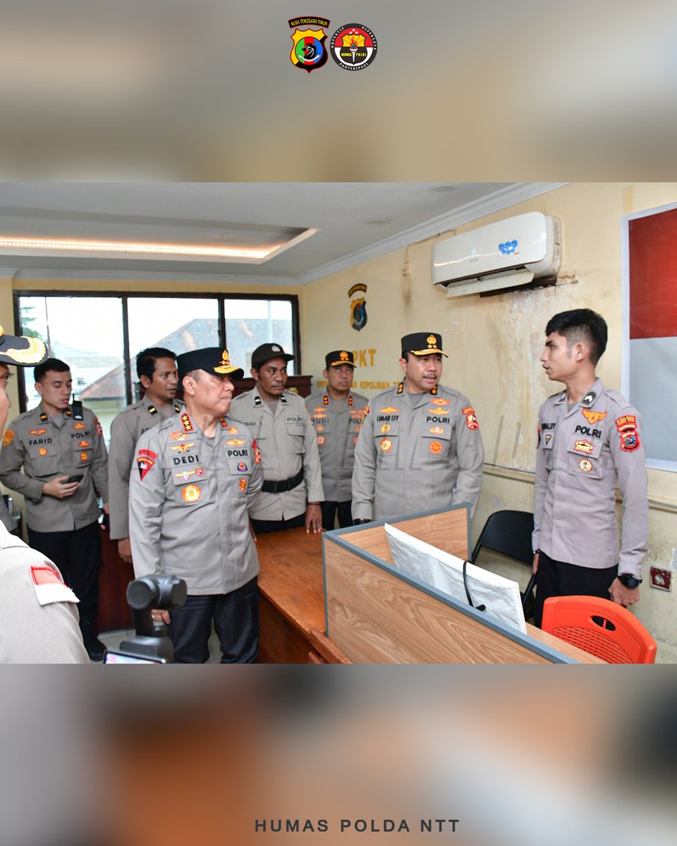 humas_polda_ntt's tweet photo. Sobat Humas Polri
.
.
.
Wakapolri Tinjau Pelayanan SPKT dan Implementasi Pamapta di Polres Flores Timur

#Wakapolri
#KomjenDediPrasetyo
#PoldaNTT
#PolresFloresTimur
#SPKT
#Pamapta
#Layanan110
#PolriPresisi
#PelayananPolri
#PolriHumanis
#PolriIndonesia https://t.co/qmOpHf22mD