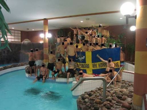 The_Real_Simz's tweet photo. Om Peking åker ut idag, vilken ultrasgrupp axlar då det ärofyllda ansvaret och tar elfsborgs yellow fanatics till badhusen nästa säsong? #allsvenskan https://t.co/0MdroeMrz3