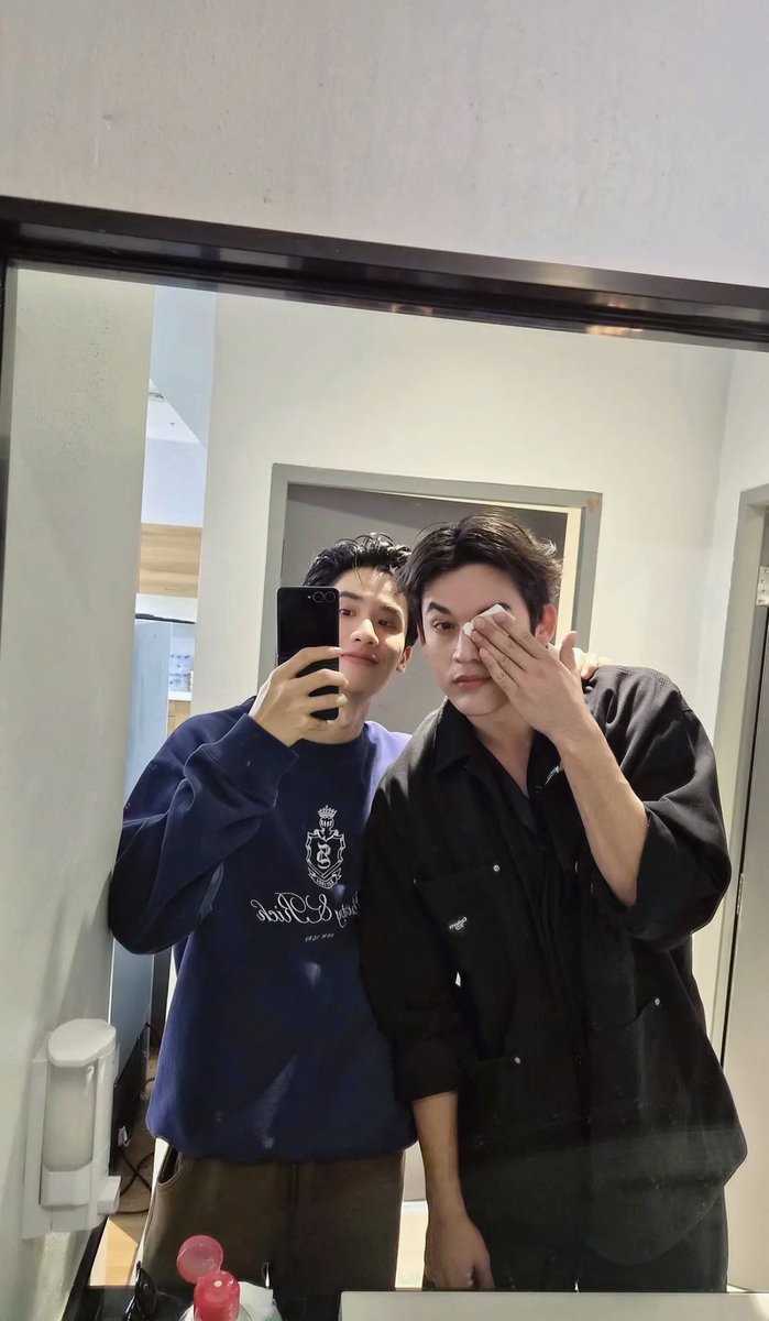 lovlocketjoss's tweet image. G removing his make up! he’s the cutest 🥺🫳🏻💗

#GawinCaskey