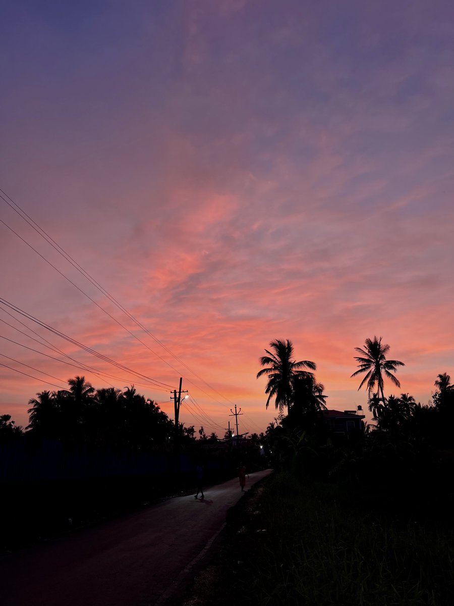 GetSetBhaago's tweet photo. Mumbai sunset today..forever #chasingsunset https://t.co/RmO2RvUy8a