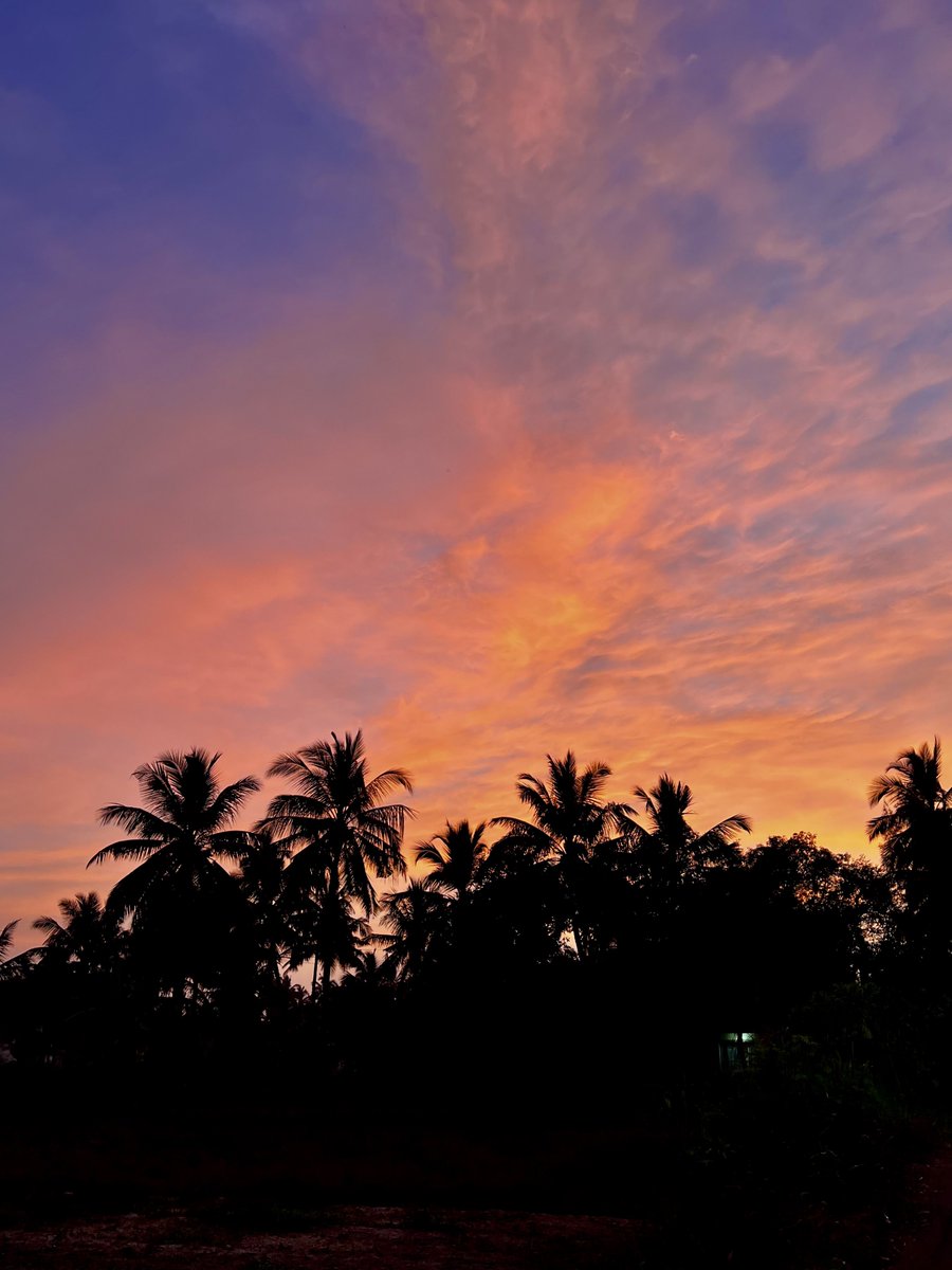 GetSetBhaago's tweet photo. Mumbai sunset today..forever #chasingsunset https://t.co/RmO2RvUy8a