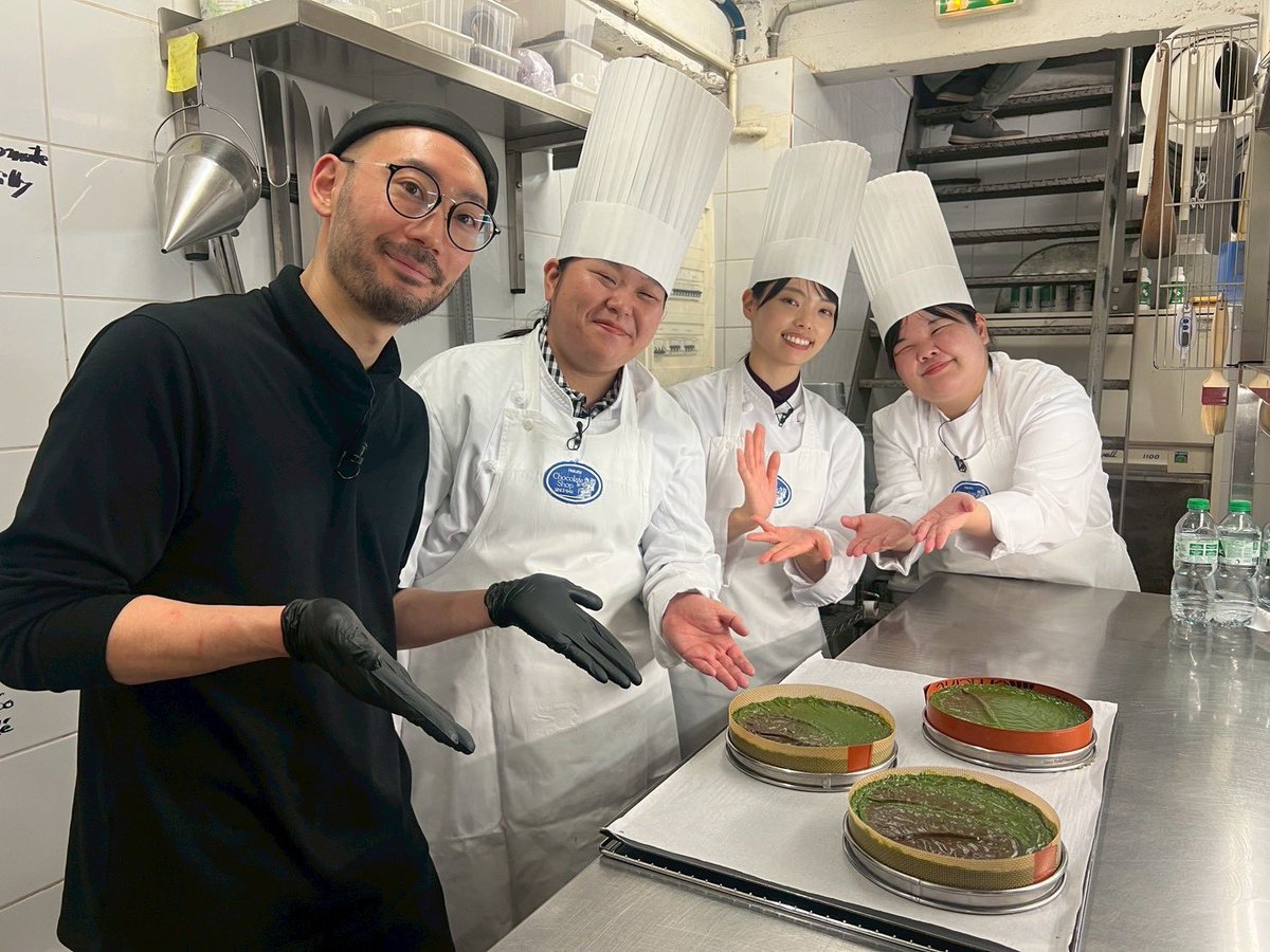 今週のオンエアでチラ見せした予告！
いよいよ来週、 #ぼる部屋 パリ上陸🇫🇷
⁡
夏からスタートしたこの企画も
いよいよラスト🔥
チョコレートショップとぼる塾のコラボスイーツはフランスで認められるのか…！
⁡
オンエアに合わせて
パリ写真もたくさんアップしていきます📸
お楽しみに！