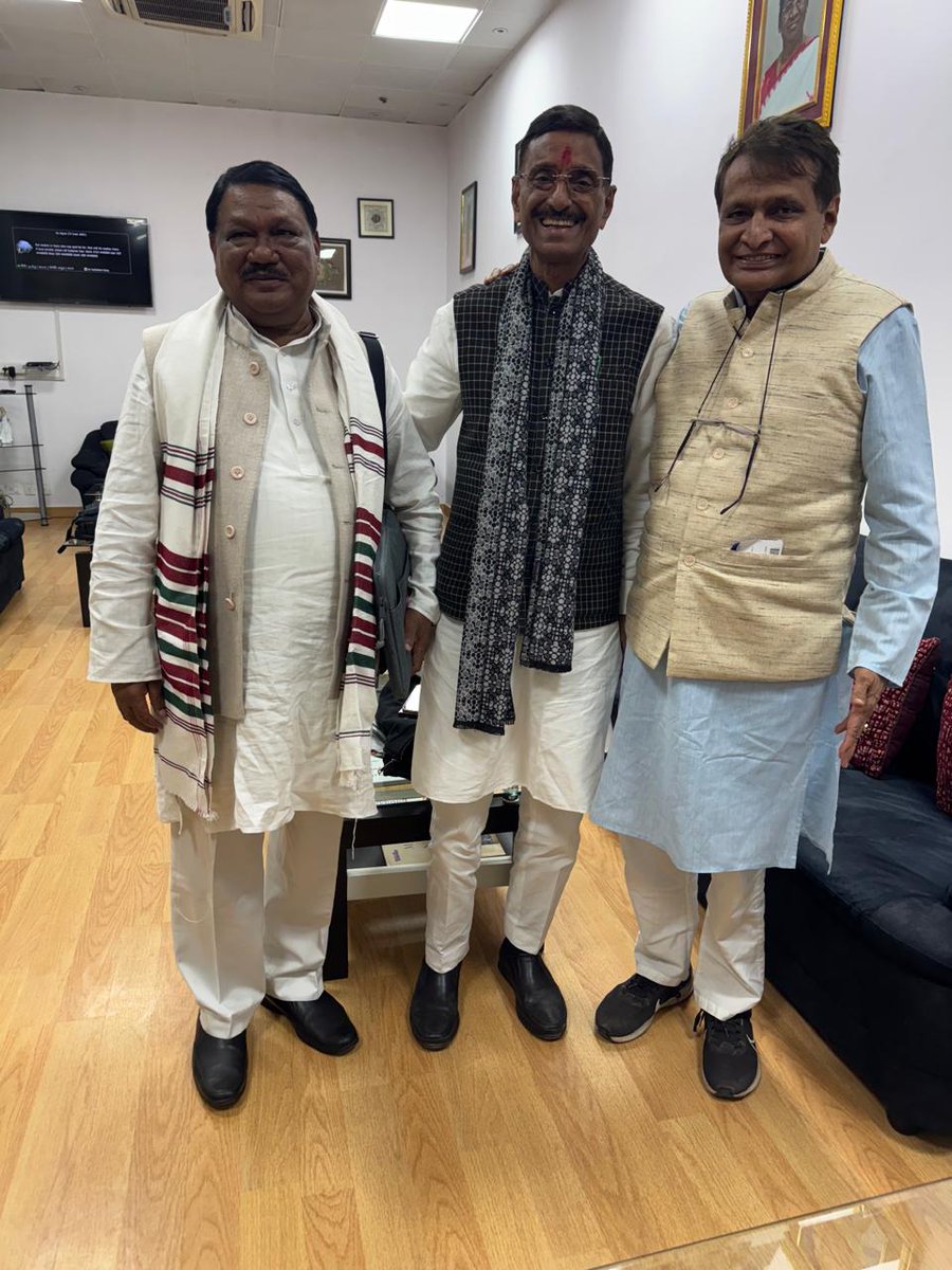 sureshpprabhu's tweet image. Met Union Minister of Tribal Affairs Shri Jual Oram Ji and Minister of State for Defence Shri Sanjay Seth Ji today.

Had a meaningful discussion on key matters. It was a pleasure meeting both the ministers

@jualoram 
@SethSanjayMP