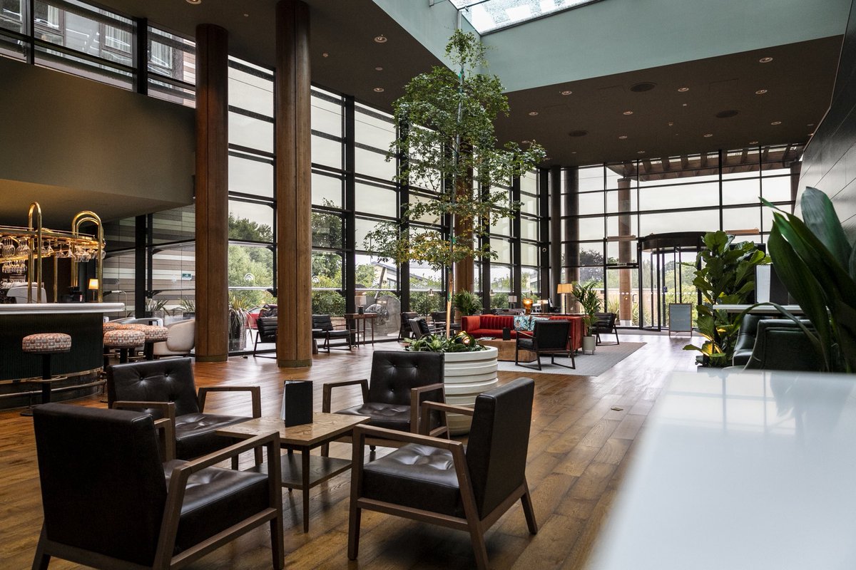 PDSDesignBuild's tweet image. Lounge spaces that feel as good as they look.

Our lounge refurbishments combine thoughtful layouts, soft lighting, and modern finishes to create spaces people naturally gravitate towards.

Swipe through for a closer look. 👉