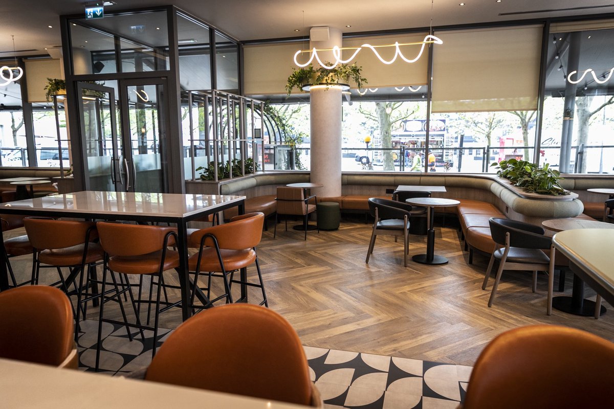 PDSDesignBuild's tweet image. Lounge spaces that feel as good as they look.

Our lounge refurbishments combine thoughtful layouts, soft lighting, and modern finishes to create spaces people naturally gravitate towards.

Swipe through for a closer look. 👉