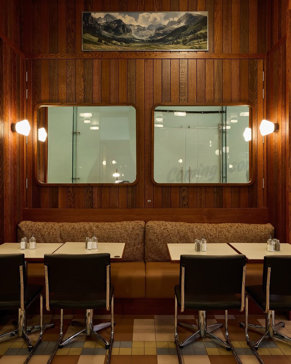 PDSDesignBuild's tweet image. Lounge spaces that feel as good as they look.

Our lounge refurbishments combine thoughtful layouts, soft lighting, and modern finishes to create spaces people naturally gravitate towards.

Swipe through for a closer look. 👉