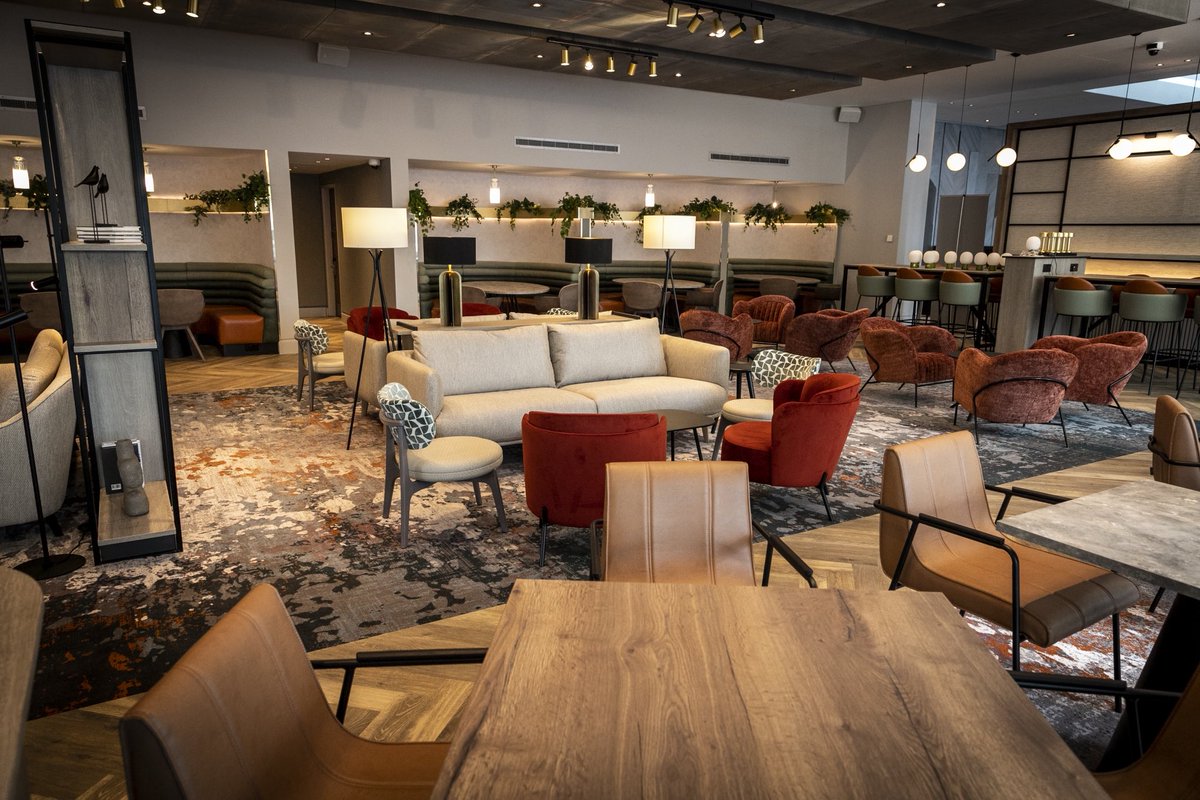 PDSDesignBuild's tweet image. Lounge spaces that feel as good as they look.

Our lounge refurbishments combine thoughtful layouts, soft lighting, and modern finishes to create spaces people naturally gravitate towards.

Swipe through for a closer look. 👉