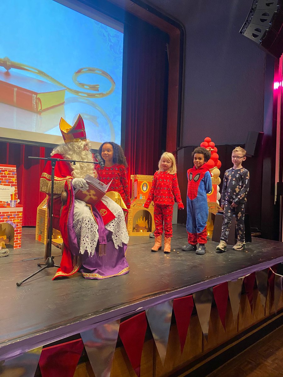 Sint en zijn pieten waren vandaag in het Zonnehuis voor de kinderen van Ymere. Gelukkig had Sint een noodvoorraad kadootjes zodat er toch uitgedeeld kon worden.