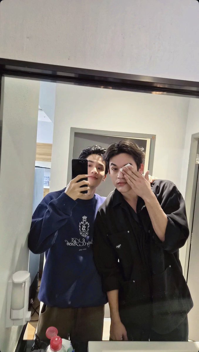 GAWINCASKEY_FC's tweet image. { 29.11.25 }
📸 IGs : tawan_v

🤳🏻

#GawinCaskey 
#JimmySeaFanconD1