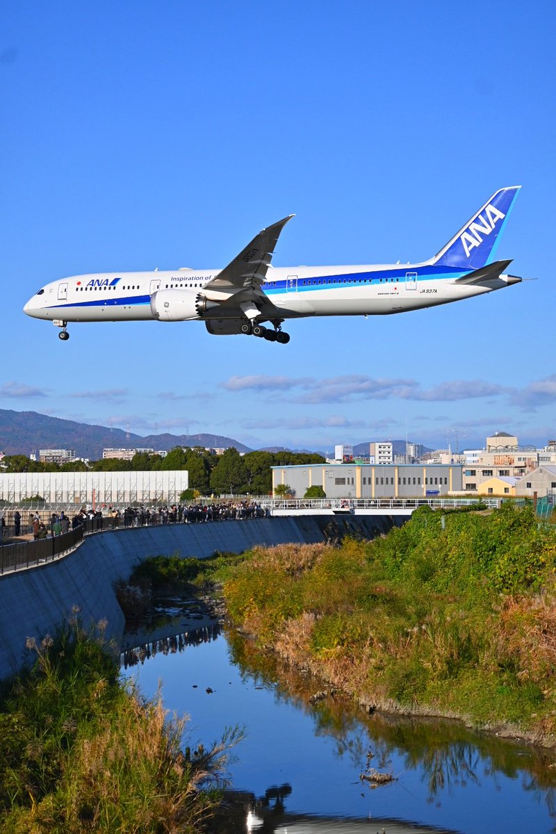 WADADA64024059's tweet photo. 伊丹空港にスターウォーズが到着するとのことで駆けつけました✈️
風も強くなかったのでリフレ狙い🎶
でもリフレの頭は写らず😭

#Ja743a
#スターウォーズ
#伊丹空港
#快晴
#リフレクション https://t.co/9oWYD3Xc1M