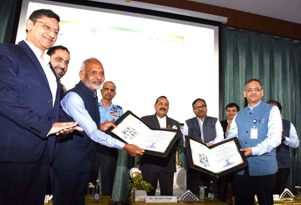 DrJitendraSingh's tweet image. #Bengaluru:

Agreement of collaboration between #CSIR–National Aerospace Laboratories and Solar Defence &amp;amp; Aerospace Ltd. for the 150 kg Loitering Munition–UAV (LM-UAV) program, featuring a pioneering solar-powered facility to support aircraft operations in the Defence and other…