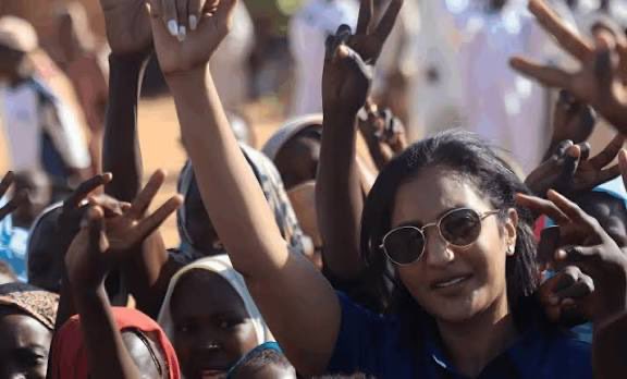 shabay35's tweet image. السودان… سامحينا يا تسابيح

حين ذهبت الزميلة المحترمة، والصحفية المهنية، تسابيح المبارك إلى مدينة الفاشر، شُنّت عليها حملة شعواء ، وشارك فيها — للأسف — أفراد ومؤسسات، لا لشيء سوى أنها ظهرت مع أبناء جلدتها، ونقلت معاناتهم بكل مهنية. كانت تمثل قناة عربية ذات خط واضح وصريح ينتقد…