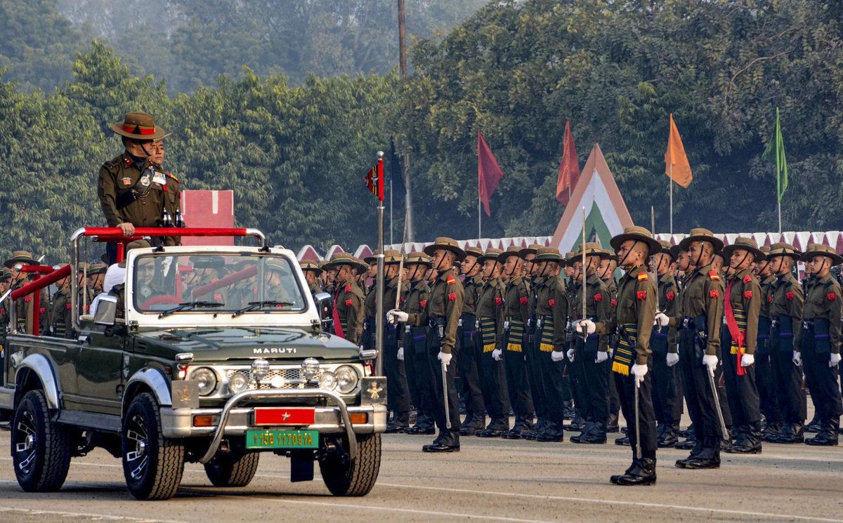 timesofindia's tweet image. #InPics | #Agniveers of the 06/25 batch were inducted into the #IndianArmy, celebrating their achievement by tossing their hats in the air during the passing out parade at 39 Gorkha Training Centre, #Varanasi, #UttarPradesh.
