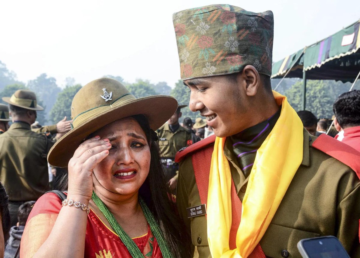 timesofindia's tweet image. #InPics | #Agniveers of the 06/25 batch were inducted into the #IndianArmy, celebrating their achievement by tossing their hats in the air during the passing out parade at 39 Gorkha Training Centre, #Varanasi, #UttarPradesh.