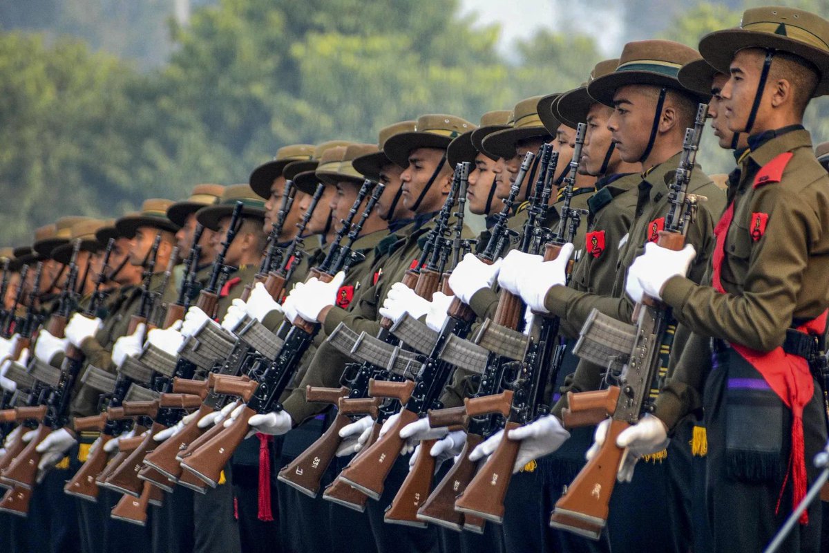 timesofindia's tweet image. #InPics | #Agniveers of the 06/25 batch were inducted into the #IndianArmy, celebrating their achievement by tossing their hats in the air during the passing out parade at 39 Gorkha Training Centre, #Varanasi, #UttarPradesh.