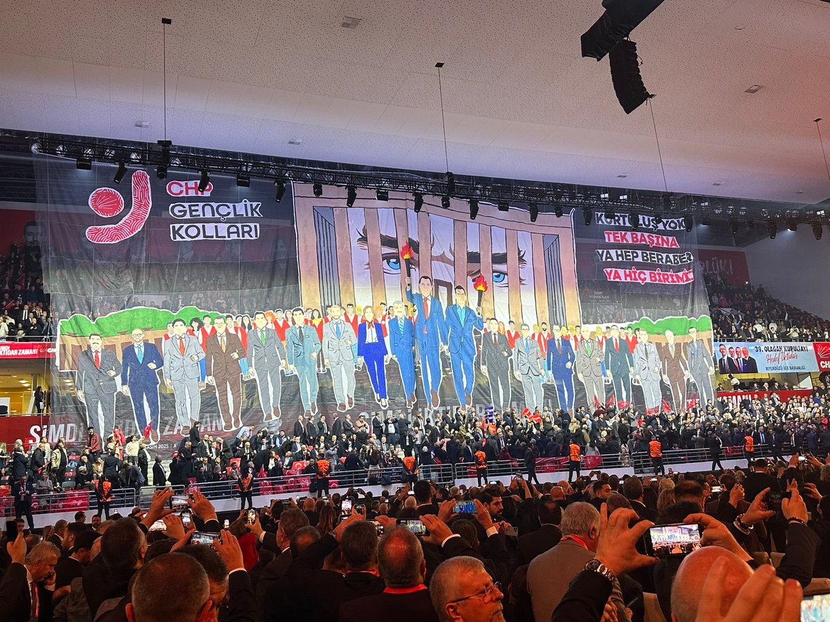 Cumhuriyet Halk Partisi 39. Olağan Kurultayı’nda divan üyesi olarak görev alan kıymetli İl Başkanımız Sayın Ferhat Karadağ’ı yürekten tebrik ediyorum.

Bu görev; sadece bir sorumluluk değil, aynı zamanda hak ettiği bir emek, bir mücadele ve bir kararlılığın tescilidir.
Şanlıurfa