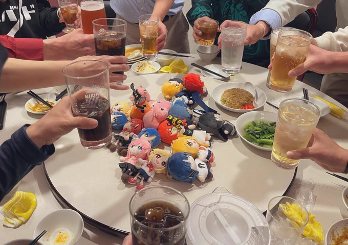 打ち上げお誘いありがとうございました! コミュ障すぎて挙動不審になってしまいましたがこの規模の打ち上げ参加自体初めての経験で凄く楽しかったです!ありがとうございました!! やりたかった集合パペ写真も撮れて嬉しい