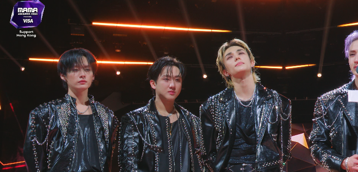 lovingseungmini's tweet photo. THEY ARE CRYINGGGG😭😭😭😭

🏆 VISA Album of the Year (2025 MAMA Awards) - @Stray_Kids🎊

#StrayKids #스트레이키즈
#MAMAAWARDS
#2025MAMAAWARDS https://t.co/x0aspuUcgD