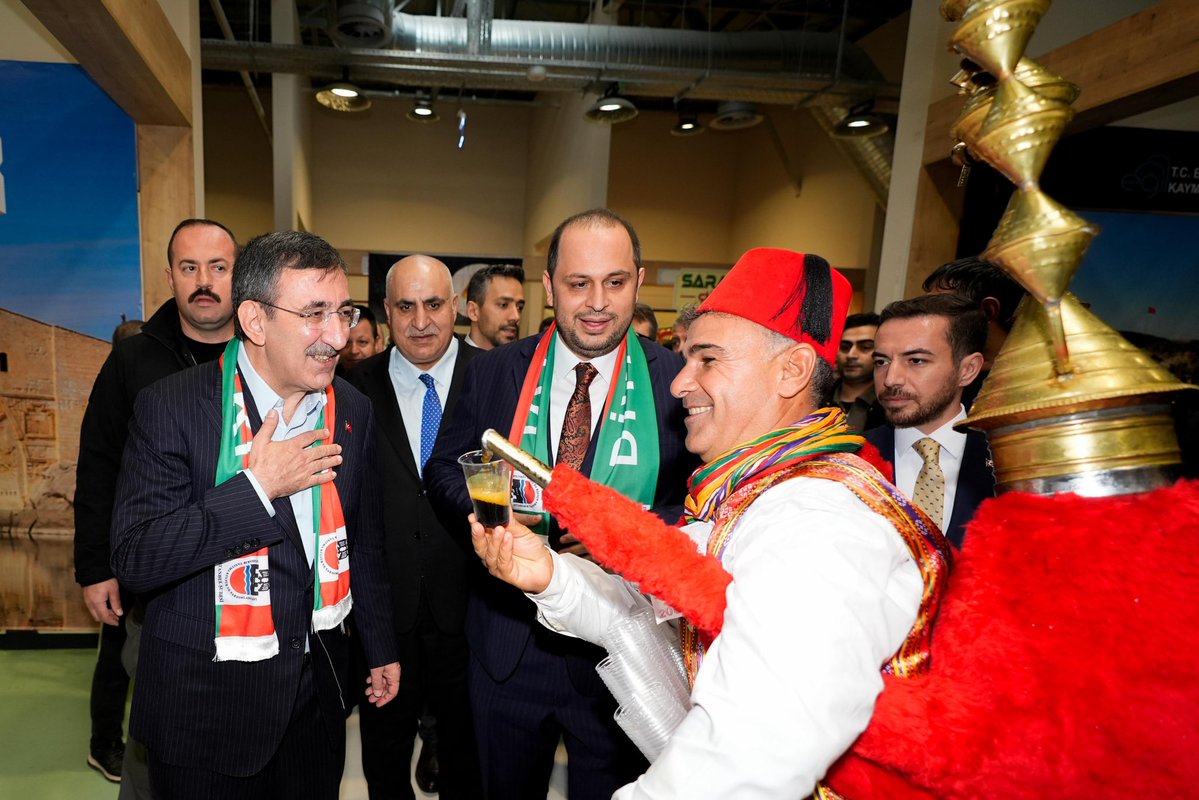 _cevdetyilmaz's tweet image. Diyarbakır Tanıtma Kültür ve Yardımlaşma Vakfı ile Diyarbakır Valiliği tarafından İstanbul Atatürk Havalimanı Millet Bahçesi’nde düzenlenen “Diyarbakır Tanıtım Günleri 2025” programında Diyarbakırlı hemşehrilerimizle bir araya geldik.

Tarihî mirası, kültürel zenginlikleri ve…