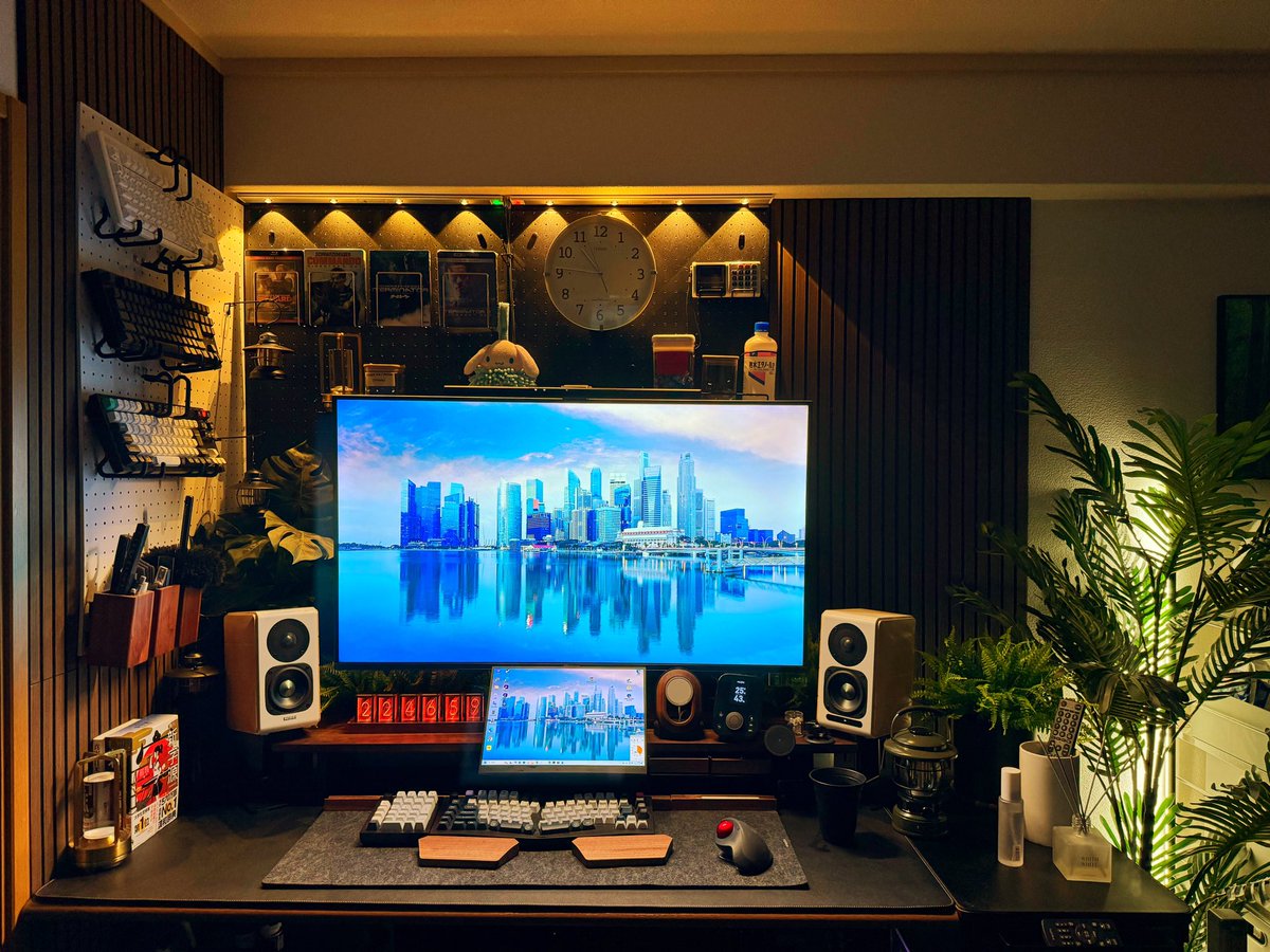 frontmanX_sh's tweet photo. 夜デスク
今日は最低限のライティングで。
いろいろキーボードやキースイッチを試したんだけど、feker holy pandaタクタイルから離れられない。
#desksetup #minimaldesk #botanical #authenticdesk https://t.co/RRA33y3HOM