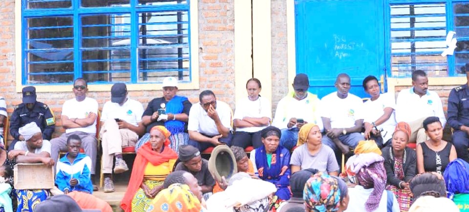 RwandaElections's tweet photo. Uyu munsi  Abakozi ba @Rwandaelections bari bamaze iminsi bahugura abakorerabushake mu Ntara ya @RwandaSouth na @RwandaWest  bifatanyije n'abaturage   mu bikorwa by'umuganda  muri @HuyeDistrict  na @RubavuDistrict https://t.co/AajYSHWbLq