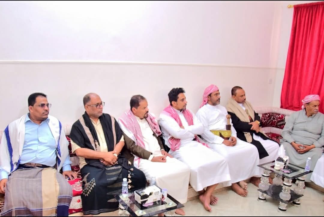 مرجعية قبائل حضرموت تعقد اجتماعا استثنائيا لتدارس الأوضاع الراهنة بالمحافظة

- التأكيد على رفض أي قوات غير حضرمية وقدرة القوات المحلية على تأمين المحافظة.

- الدعوة لفتح معسكرات درع الوطن لاستيعاب أبناء حضرموت وانتشارها لتعزيز الأمن.

- حث القبائل على رفع الجاهزية والتعاون مع