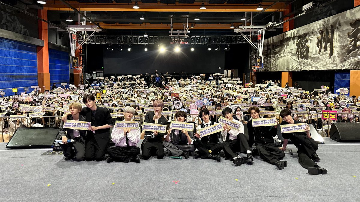 [📸] 251129
2025 CRAVITY FANMEETING IN FUZHOU 
⠀
#CRAVITY #크래비티
#DaretoCrave_Epilogue
#LemonadeFever