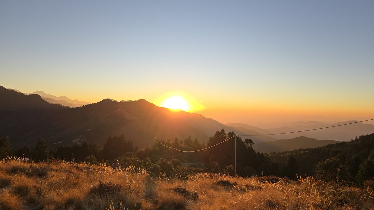 orbitnepaladv's tweet image. This picture is taken from poonhill, one of the best #viewpoints. From poonhill you can see the best #sunrise, including #Mt.Dhaulagari and Mt. #Annapurna which is above 8,000Mtr . You will also see many other #picks. #Nepal #trek #sunrise