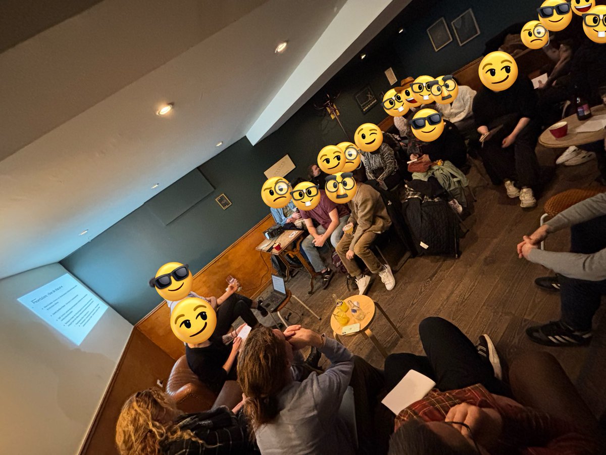 OffensiveEco's tweet image. Salle comble pour l’atelier de rédaction du volet logement de notre programme municipaliste libertaire à Lille (Boulangerie bar).

En cours : formation animée par l’association @droitaulogement, le directeur d’une asso d’aide aux personnes à la rue et l’association Da so vas ✊