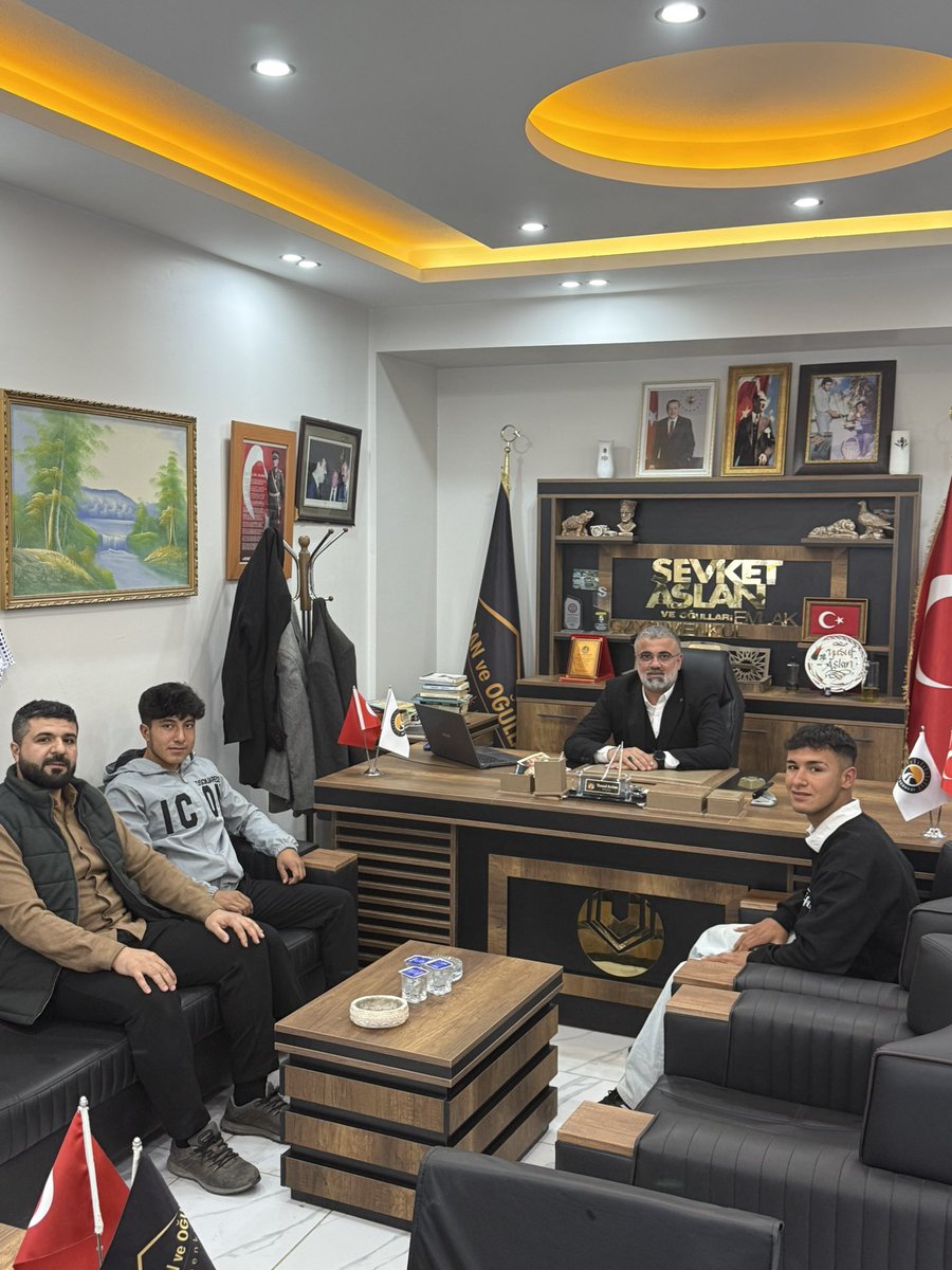 yusufaslan_02's tweet image. Kıymetli kardeşlerim Yusuf Çakır ve Recep Akay, dernek yerimizde bizleri ziyaret ettiler.
Gençlerimizin her daim yanında olmaya, onların enerjisi ve heyecanıyla yol yürümeye devam edeceğiz.

Birlik, beraberlik ve dayanışma ruhuyla çıktığımız bu yolda; gençlerimizin fikirleri,…