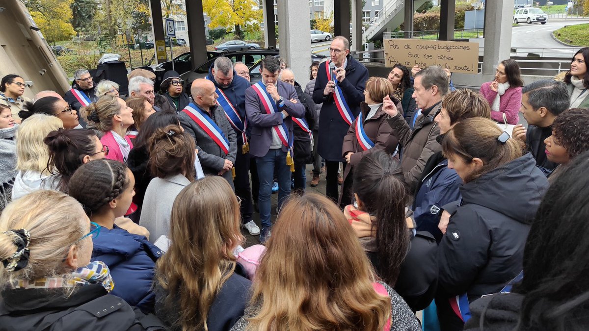 oclodong's tweet photo. Présent ce midi devant l’hôpital Claude Galien, avec les infirmières, sage-femmes et de nombreux élus, pour dire NON à la fermeture annoncée de la dernière maternité de notre Agglomération. La santé de tous passe avant les profits de quelques-uns ! #santé #CAVYVS #Essonne #santé https://t.co/IeYxXvPwjk