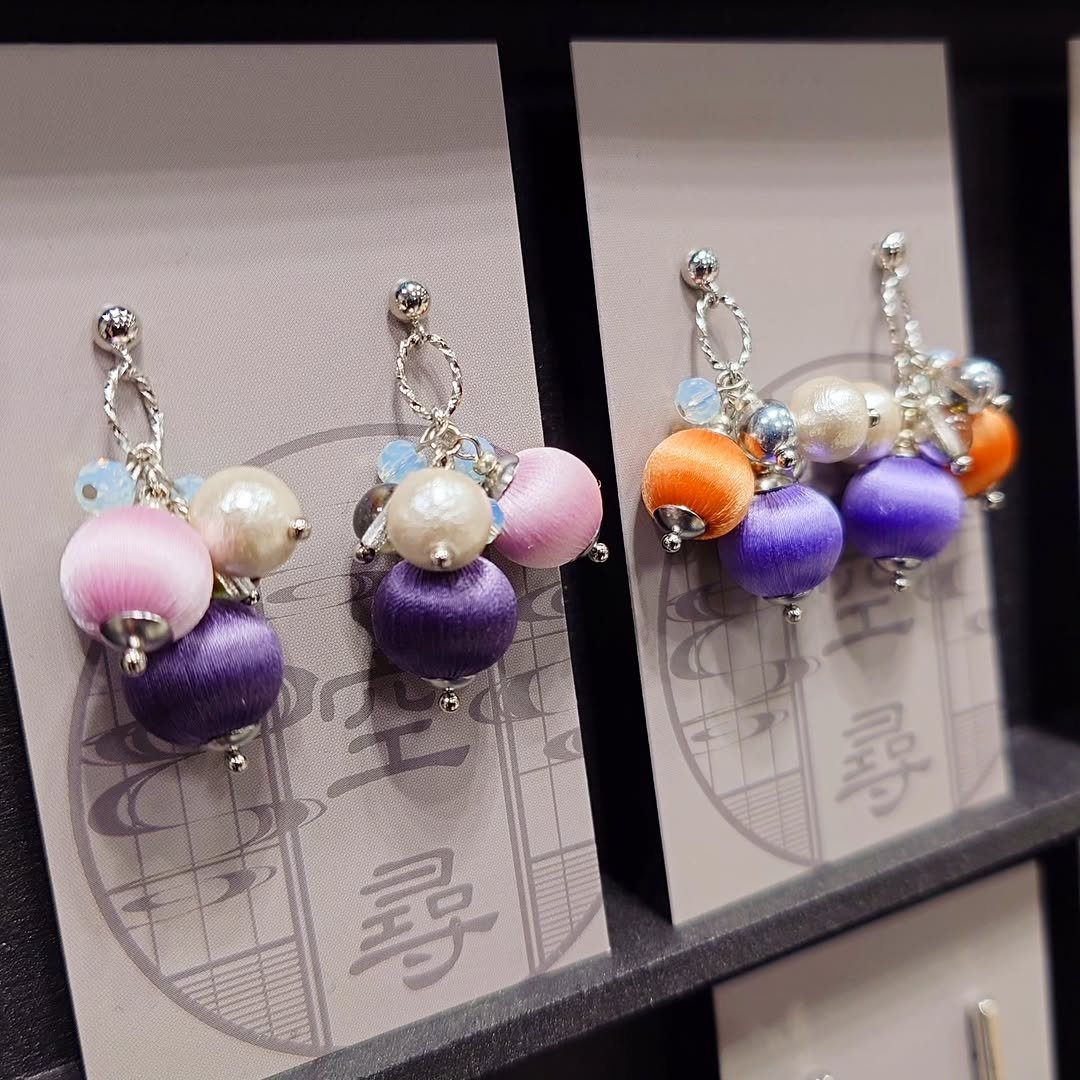 小玉の巻き玉でピアス
ちょっと冒険したつもりの色合わせ
でもそうでもなかった🤣
色合わせは永遠の課題

12月が来るだと…ウソだと言って(ΦωΦ)

【クリエーターズマーケット vol.53】
　日時:2025.12.13㈯・14㈰
　　　  11:00〜18:00
　場所:ポートメッセなごや