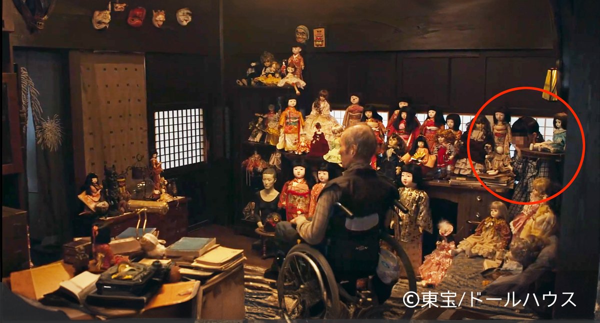 nishiurawa1999's tweet image. ファンの方から頂いた情報なのですが、今 アマプラで有料配信中の「ドールハウス」に不可解な映り込みが…  着ている服からしても、明らかに人間の女性が人形の中に立ってるんですけど…  

気になったみなさん、一度観てください 
 ((((；ﾟДﾟ))))ｶﾞｸｶﾞｸﾌﾞﾙﾌﾞﾙ…