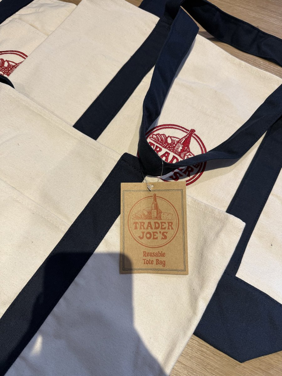 alltoomwell's tweet photo. พร้อมส่ง Trader Joe's tote Bag 
ของใหม่ มือหนึ่ง จากอเมริกา 🇺🇸
size L ( 20.5 x 14 inches ) ผ้าหนา ใช้งานดีมากใบละ 590 ค่าส่ง 35 ค่ะ 🥰🥰🥰

#พรีเมกา #พรีออเดอร์เมกา #พรีออเดอร์อเมริกา #พรีออเดอร์USA #รับหิ้วอเมริกา #กระเป๋า #ส่งต่อกระเป๋า #ส่งต่อ #ถุงผ้า https://t.co/OZrYXnbpIM