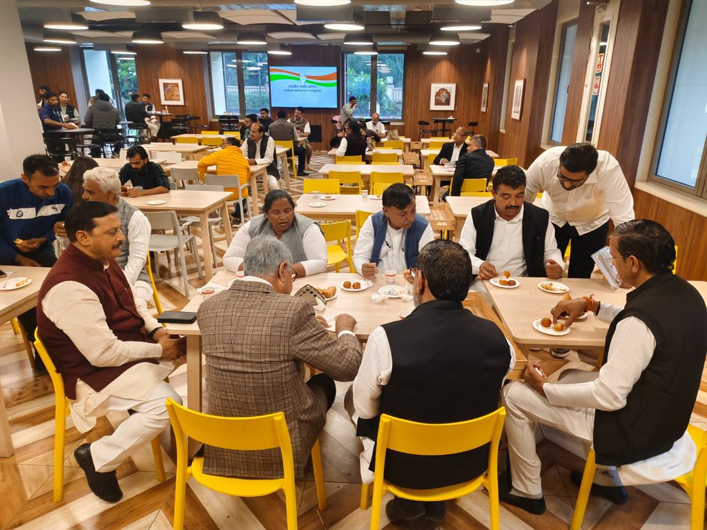 ErMammanKhan's tweet photo. आज कांग्रेस पार्टी द्वारा 14 दिसंबर को दिल्ली के रामलीला मैदान में आयोजित 'वोट चोर, गद्दी छोड़' महारैली की तैयारियों को लेकर हरियाणा कांग्रेस के प्रभारी श्री बी.क. हरिप्रशाद जी ने हरियाणा के मुख्यालय इंदिरा भवन में हरियाणा कांग्रेस के वरीष्ठ नेताओं के साथ महत्वपूर्ण बैठक की।
@DependerHooda
