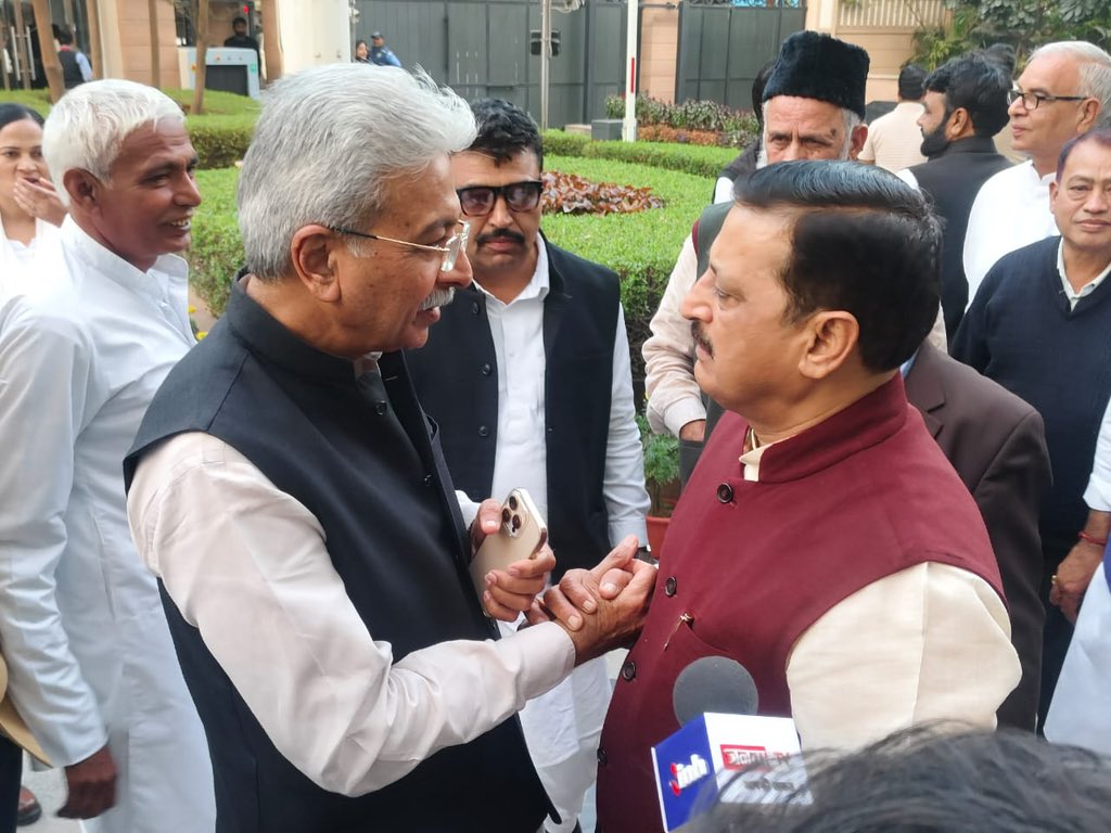 ErMammanKhan's tweet photo. आज कांग्रेस पार्टी द्वारा 14 दिसंबर को दिल्ली के रामलीला मैदान में आयोजित 'वोट चोर, गद्दी छोड़' महारैली की तैयारियों को लेकर हरियाणा कांग्रेस के प्रभारी श्री बी.क. हरिप्रशाद जी ने हरियाणा के मुख्यालय इंदिरा भवन में हरियाणा कांग्रेस के वरीष्ठ नेताओं के साथ महत्वपूर्ण बैठक की।
@DependerHooda
