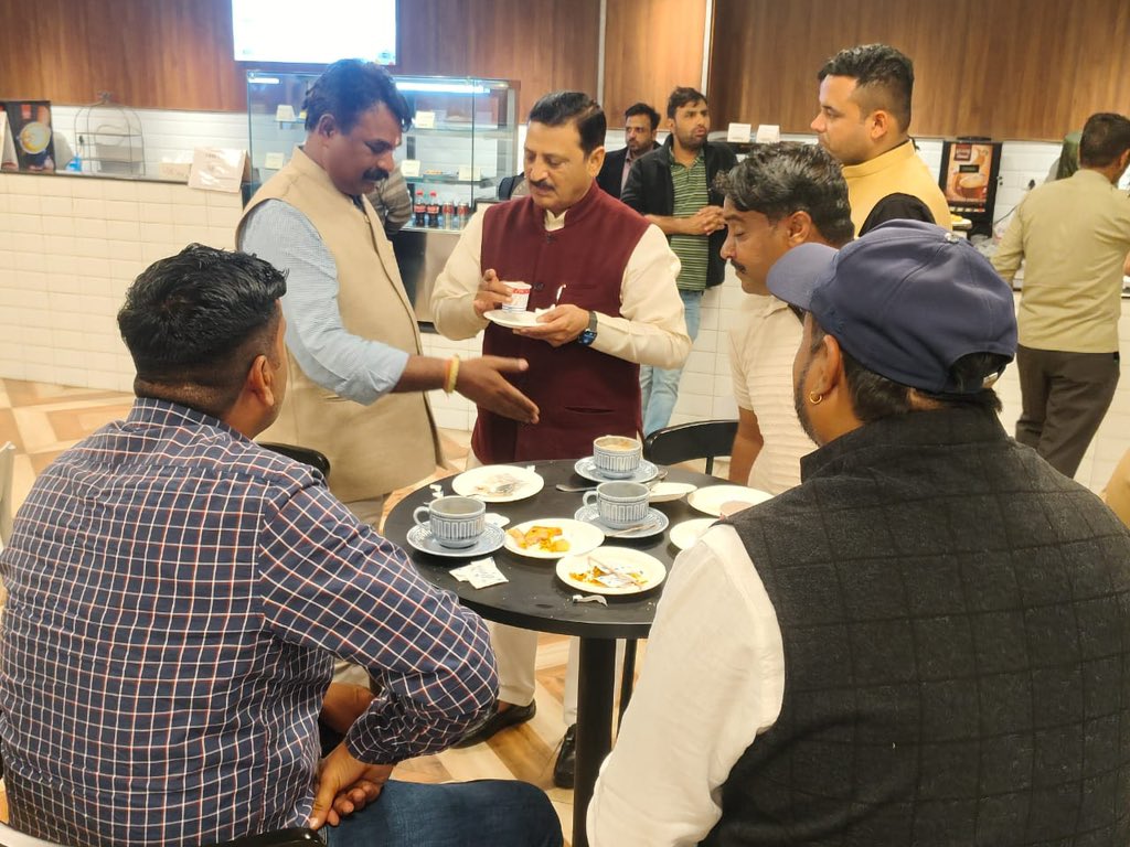 ErMammanKhan's tweet photo. आज कांग्रेस पार्टी द्वारा 14 दिसंबर को दिल्ली के रामलीला मैदान में आयोजित 'वोट चोर, गद्दी छोड़' महारैली की तैयारियों को लेकर हरियाणा कांग्रेस के प्रभारी श्री बी.क. हरिप्रशाद जी ने हरियाणा के मुख्यालय इंदिरा भवन में हरियाणा कांग्रेस के वरीष्ठ नेताओं के साथ महत्वपूर्ण बैठक की।
@DependerHooda