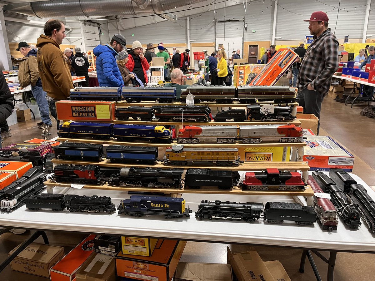 RkyMtnTrainShow's tweet image. All aboard! 🚂 Doors open at 9am for our first day of the 2025 Holiday Train Show. Don’t forget we have free parking and Santa will be there for free photos. 🎅🏼 See you soon! RockyMountainTrainShow.com